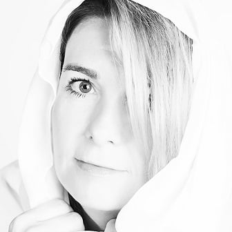 Voorbeeld portretfoto vrouw witte achtergrond