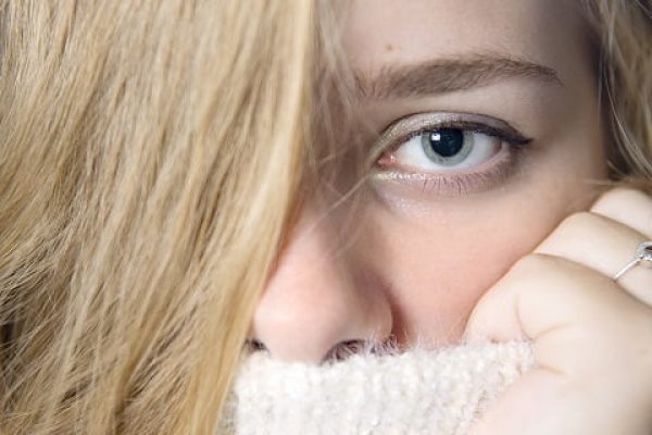 Close up vrouw met witte trui