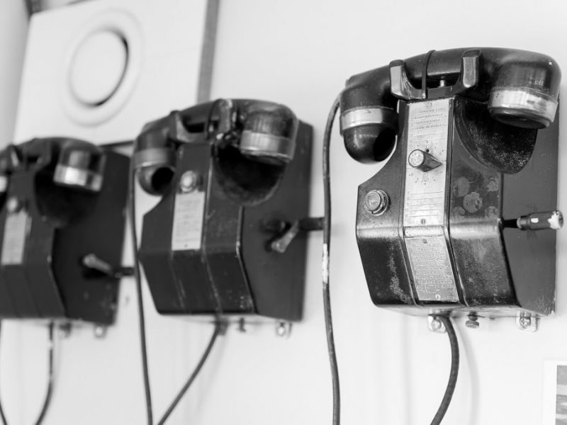 Telefoons in zwart wit drie op een rij